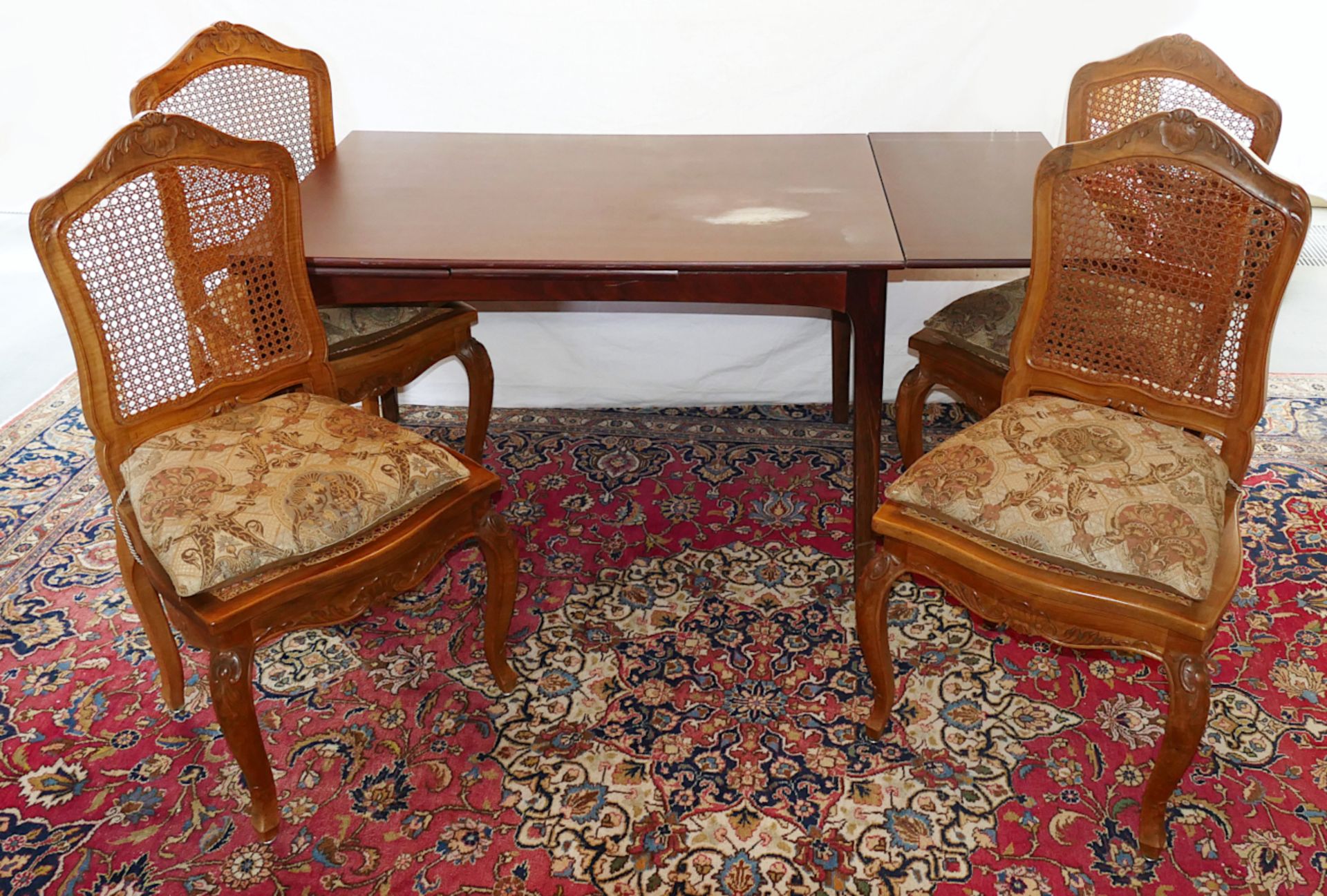 1 Tisch mit 4 Stühlen im Rokoko-Stil (1 Stuhl-Bein besch.)