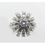 1 Damenring WG 18ct., zentral Solitärbrillant wohl ca. 0,5ct. (hell, wohl min. Einschlüsse) sowie kl