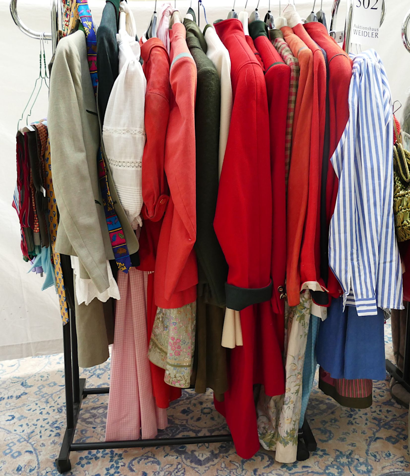 2 Kleiderständer mit Damenkleidung und Pelze, Taschen, Tücher, ca Gr. 36/38, Trachtenmode z.T. Loden
