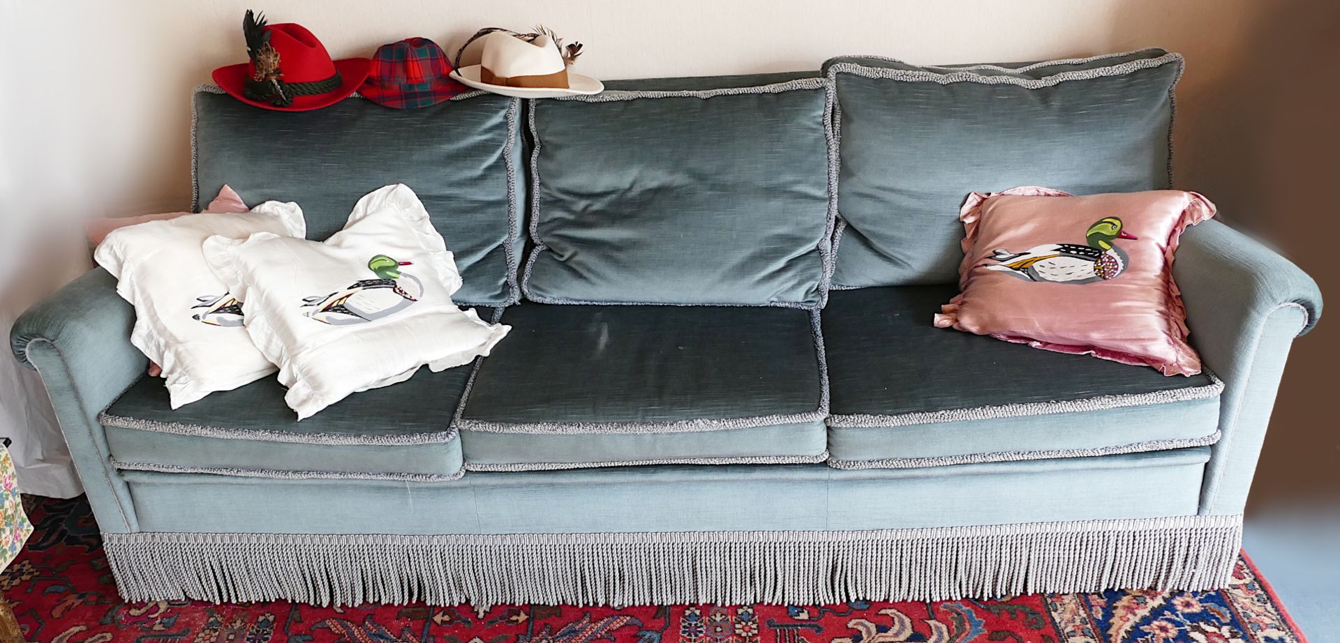 1 Couchgarnitur Hellblau: 2 x 3-Sitzer mit Glastisch, mit Teppich, sowie Hausrat, Porzellan, Hüte, - Bild 2 aus 6