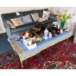 1 Couchgarnitur Hellblau: 2 x 3-Sitzer mit Glastisch, mit Teppich, sowie Hausrat, Porzellan, Hüte,