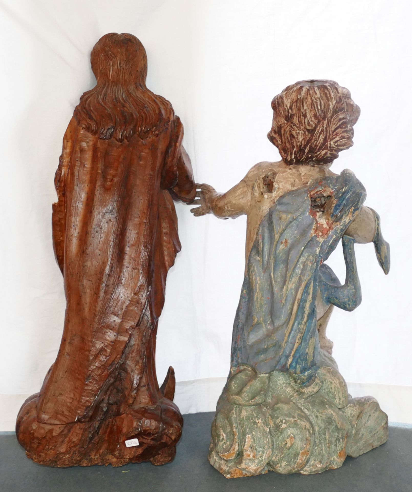 2 Holzfiguren: Mondsichel-Madonna und Putto, wohl 17. / 18. Jh, z.T. bemalt, Teile fehlen/besch., - Bild 2 aus 2