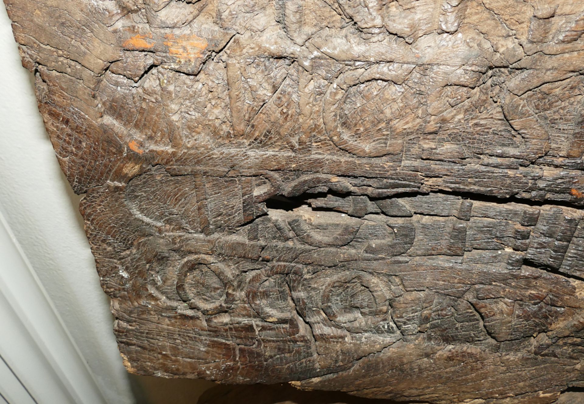 1 Torbogen Holz wohl 17./18. Jh., Inschriften, Gr. ca. 264x133x15 cm, Verzierungen, starke Asp. - Bild 5 aus 5