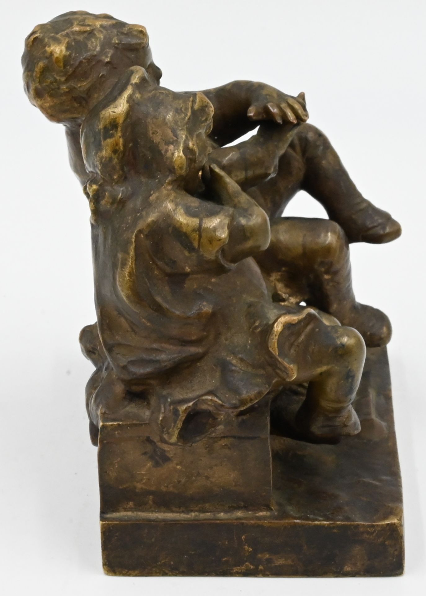 1 Bronzefigur auf Bank bez. Juan CLARA (wohl J. C. 1875 Olot/Katalonien-1958 Paris) "Zwei Kinder auf - Bild 2 aus 5