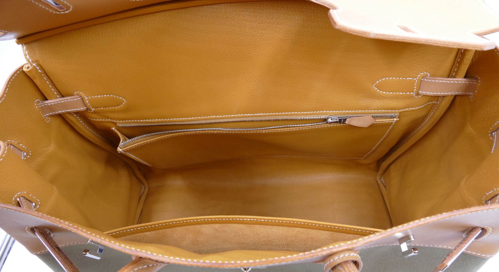 1 Handtasche HERMÈS Birkin 35, blassgrünes Textil mit hellem Leder, innen gelbes Ziegenleder, Schlüs - Bild 5 aus 7