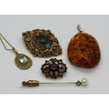 1 Nadel GG/WG 14ct., 1 Brosche Biedermeier Schaumgold (besch., Teile fehlen) sowie 3 Teile Schmuck,