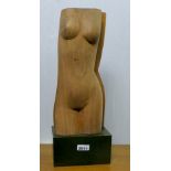 1 Skulptur nztl. Holz beschnitzt unsign. "Frauentorso, geteilt" auf Steinsockel montiert (wohl Grani