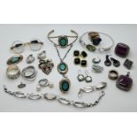 1 Konv. Schmuck: Silber (ca. 20 Teile) z.T. mit Steinen, Mode/Metall u.a. sowie Zahngold/-reste, je 