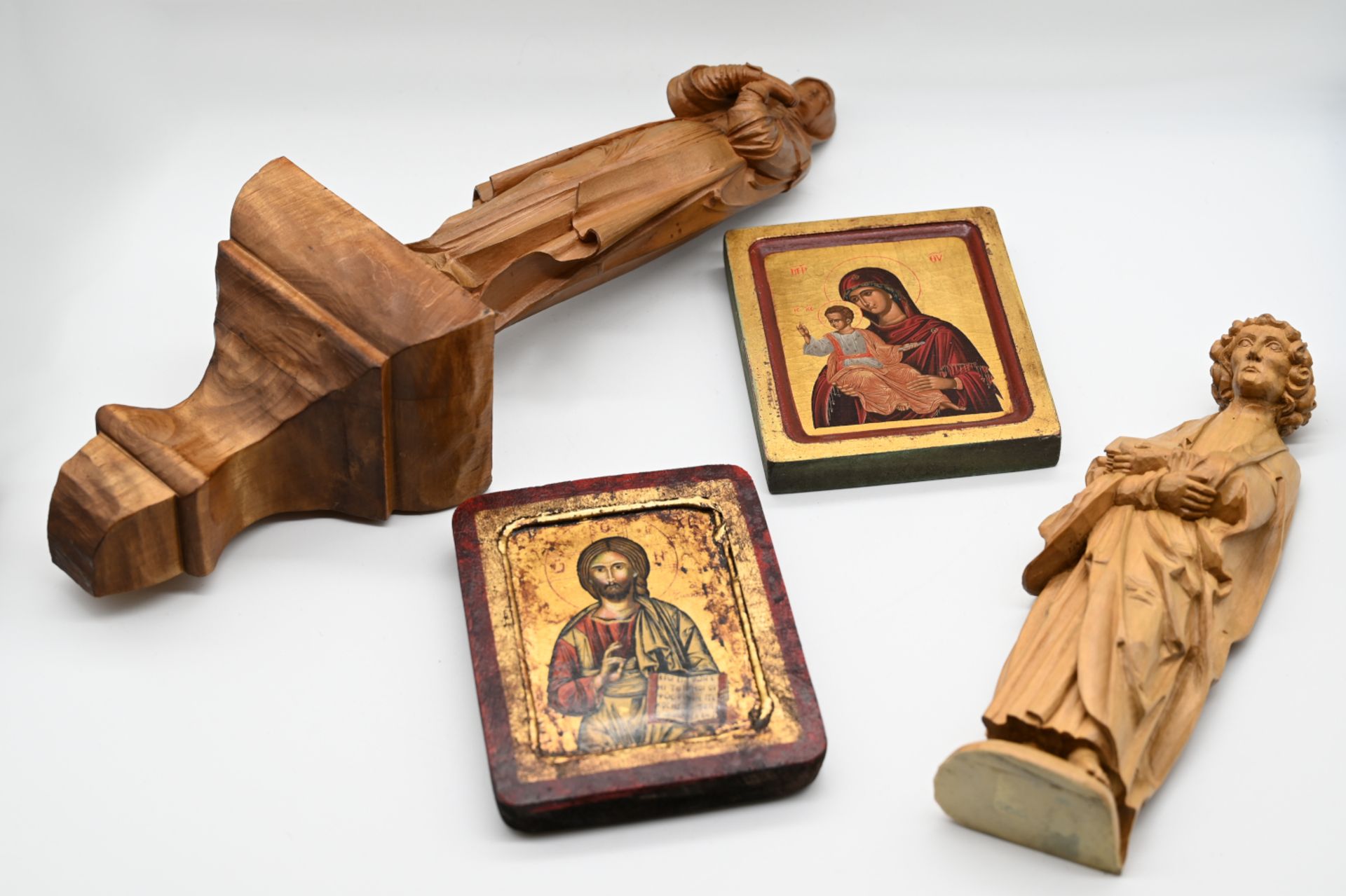 1 Konv. Holzdekorationsobjekte 20. Jh.: 12 Holzfiguren z. B. „Heilige Cäcilie“ ca, H 60cm, „Heilige