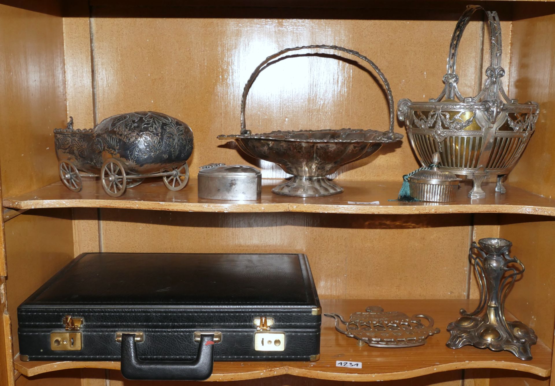 1 Konv. Metallobjekte z.B. 2 Henkelschalen bis H ca. 32cm z.T. mit Widderkopfdekor, Deckeldosen, Tis - Bild 2 aus 2