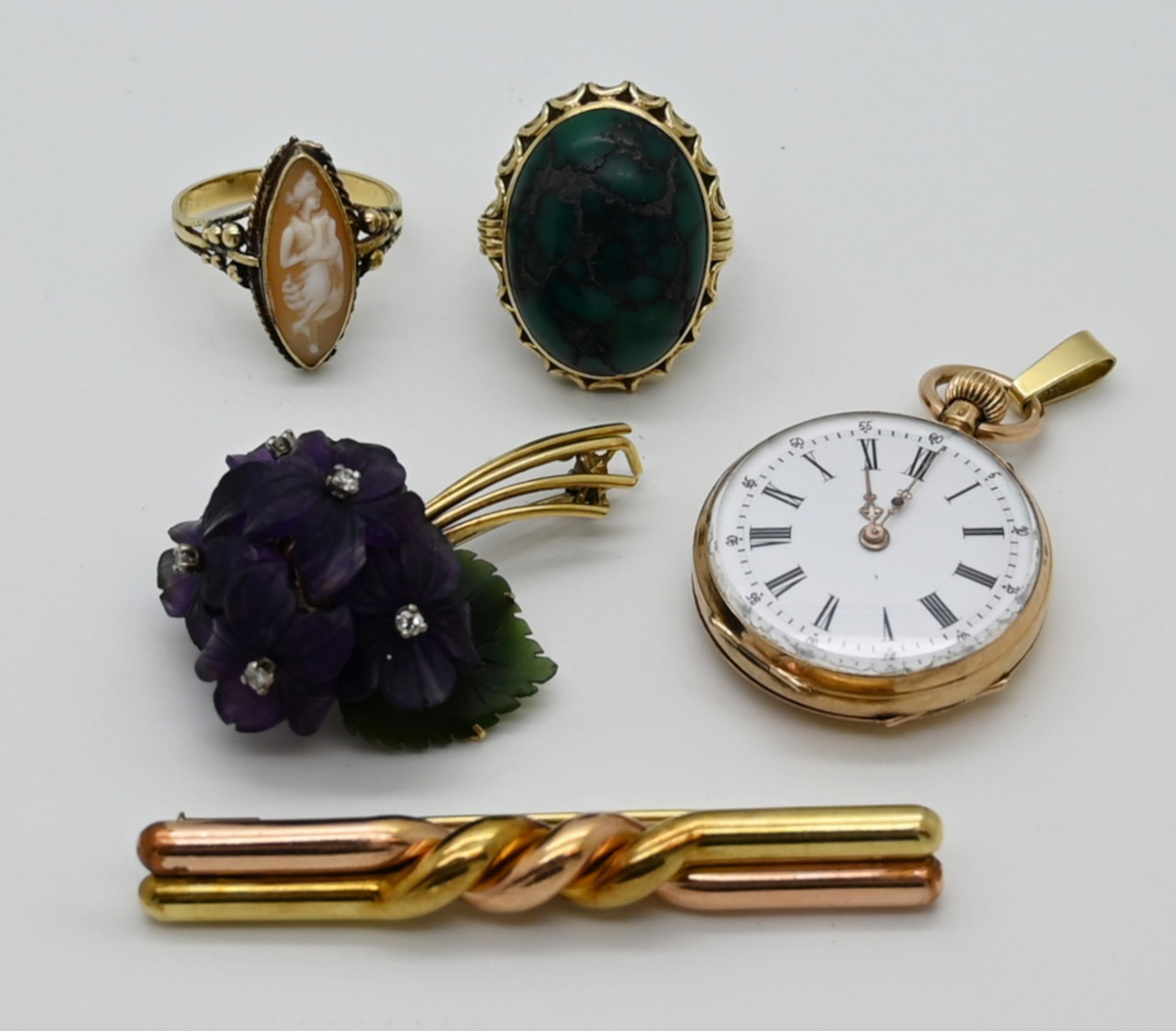 2 Broschen und 1 Damentaschenuhr je GG 14ct., um 1900, z.T. mit Amethysten, kleinen Brillanten sowie