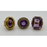 3 Damenringe jeweils GG 14ct., je mit Amethyst,, z.T. mit kl. Perlen z.T. deutl. Gsp.