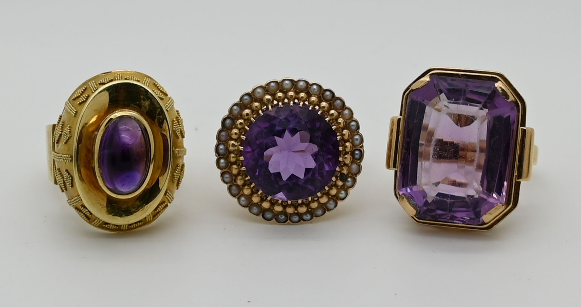 3 Damenringe jeweils GG 14ct., je mit Amethyst,, z.T. mit kl. Perlen z.T. deutl. Gsp.