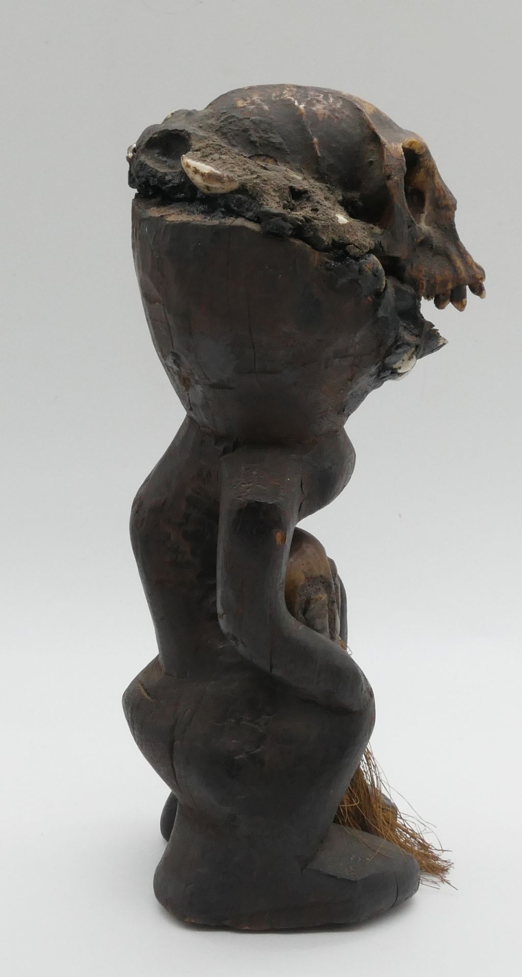 1 Statuette/wohl Fetisch wohl Afrika Anfang 20. Jh. Holz mit Affenschädel und Kauri-Muschelkette ca. - Bild 4 aus 4