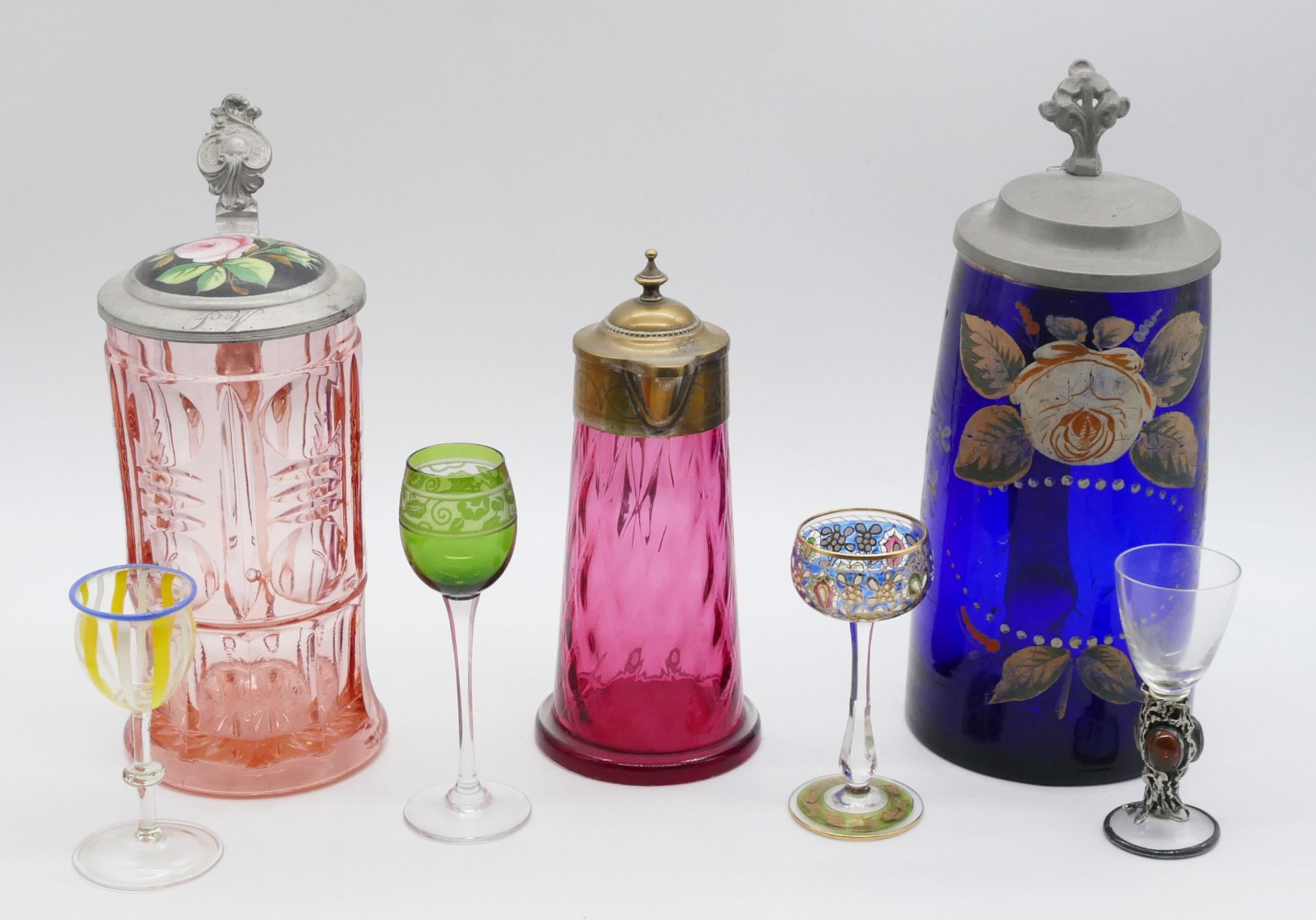 36 Bierkrüge/Kannen u.a., je Glas/Kristall, z.T. Ende 19. Jh./um 1900 z.T. farbig/mundgeblasen/bemal