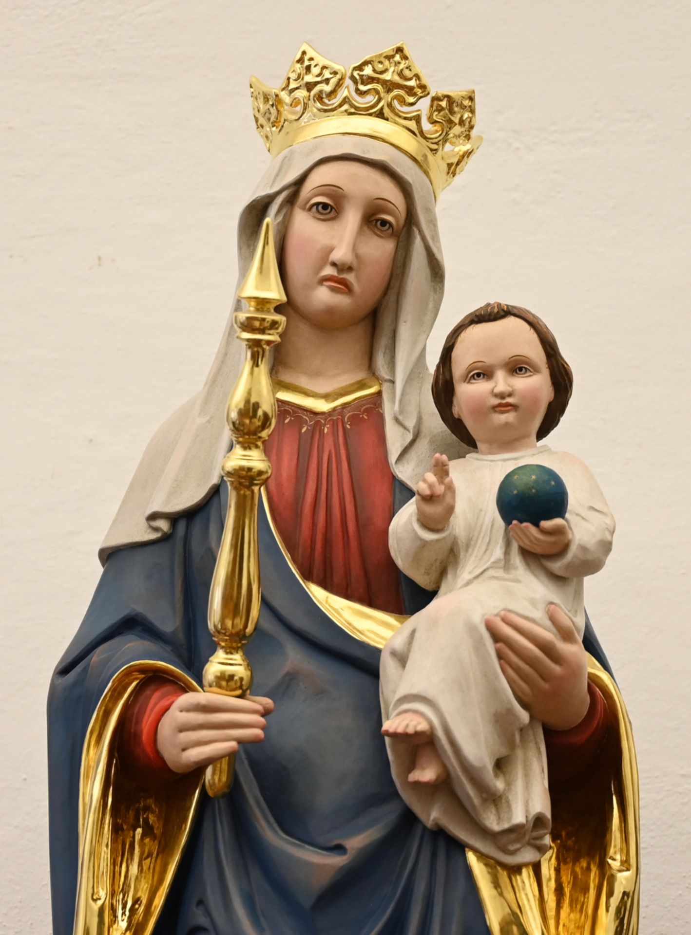 2 vollplastische Holzfiguren nztl., je Holz farbig gefasst/goldstaffiert: je "Madonna mit Kind", 1x - Bild 2 aus 3