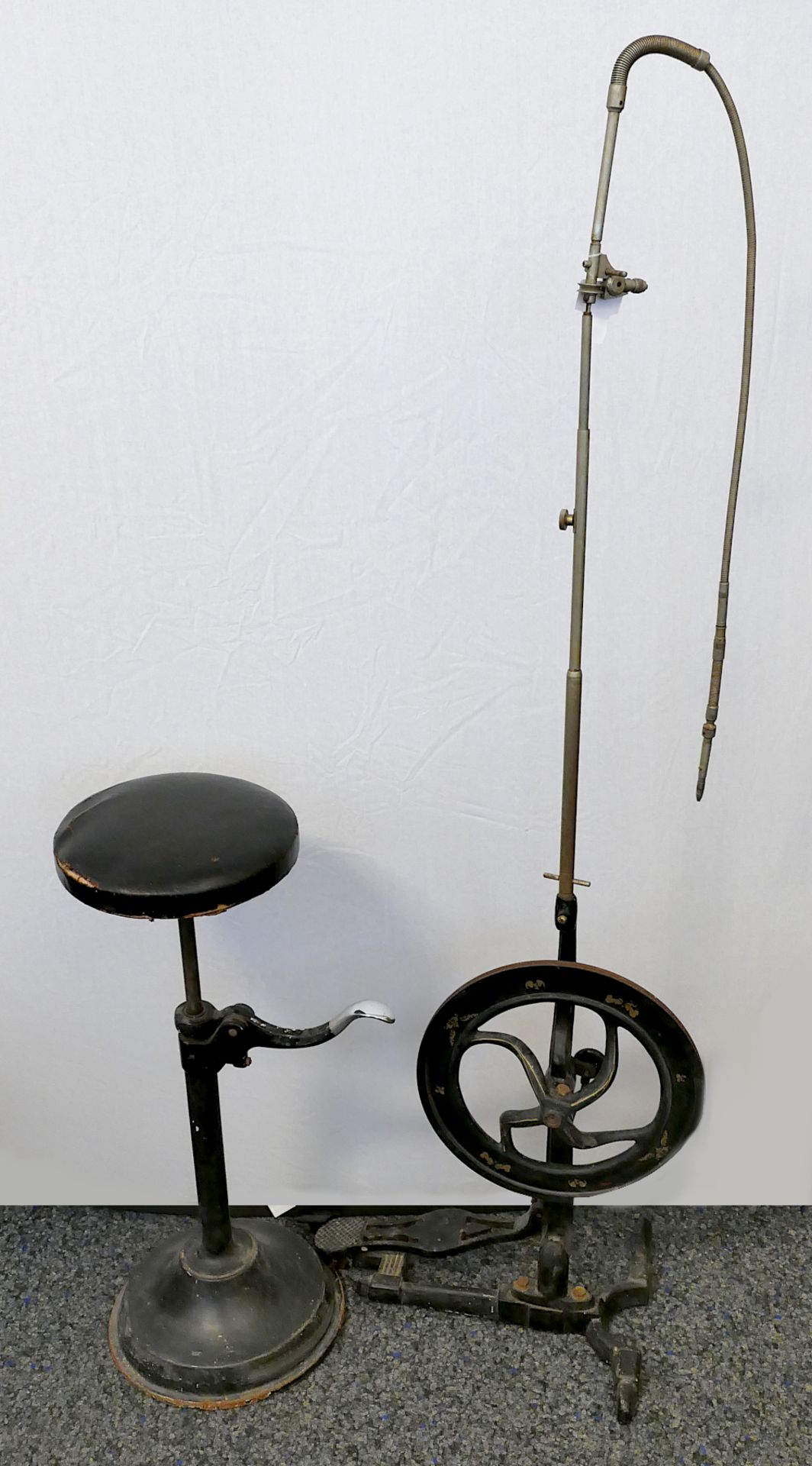 1 Zahnarztbohrer mit Stuhl um 1900, Gusseisen, Asp.