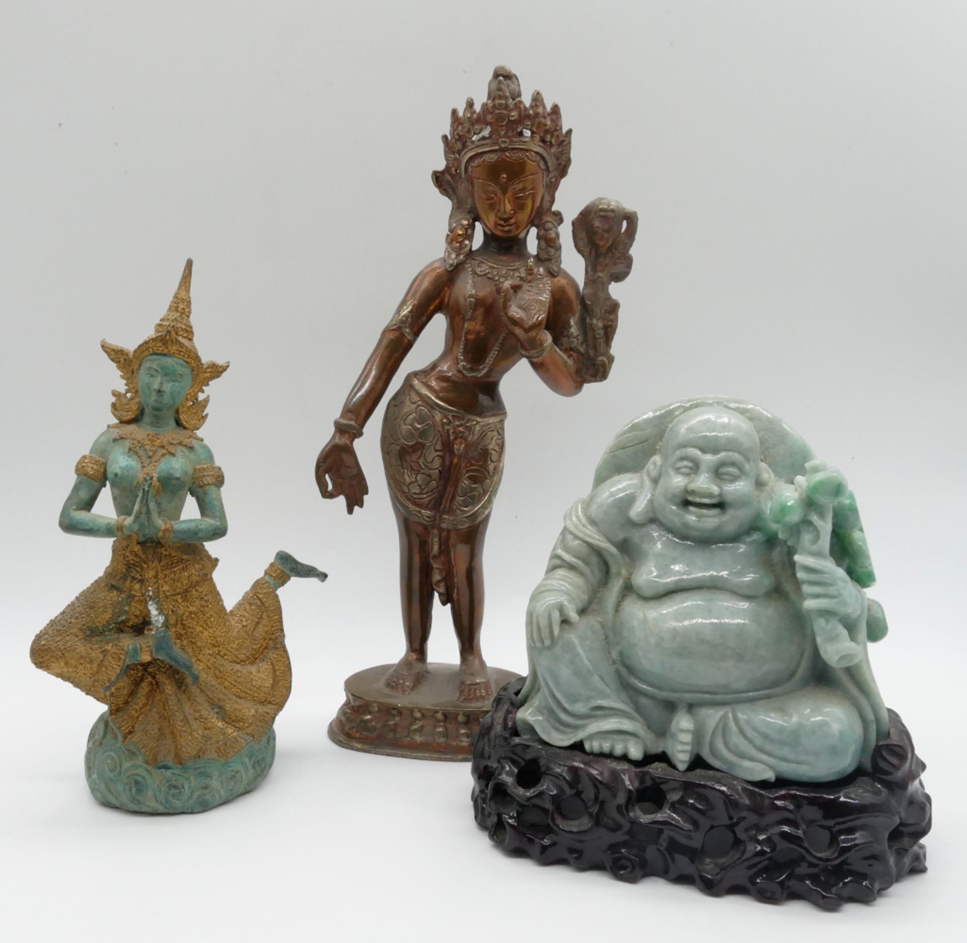 3 nztl. Dekorationsfiguren: 1x "Sitzender Buddha", 1x "Thailändische Tempeltänzerin", "Tibetanische 