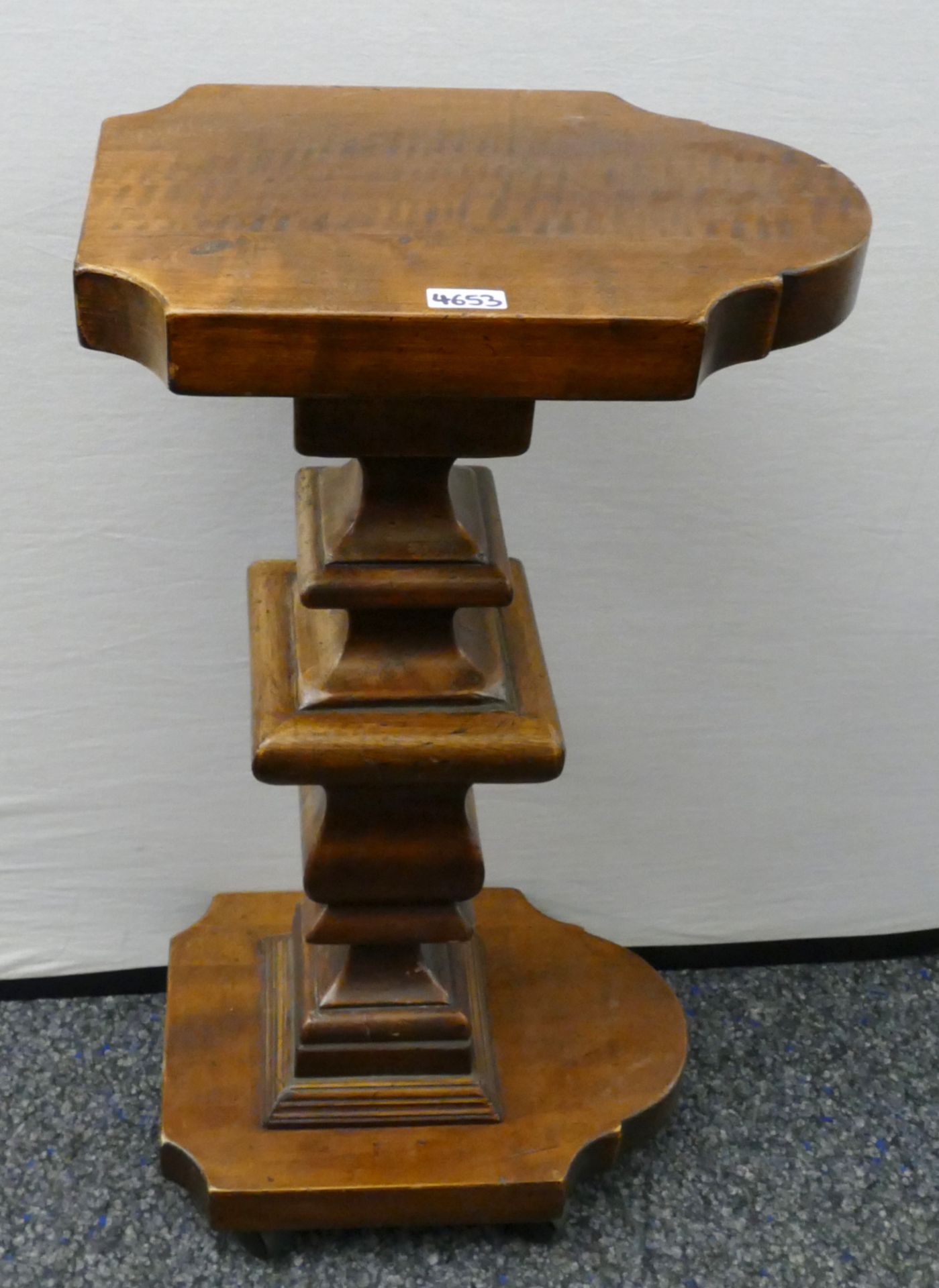 1 Säule/Konsole im Barockstil, Holz, Nussbaum geschnitzt, H ca. 85cm, auf Rollen, berieben, min. Kra - Bild 2 aus 2