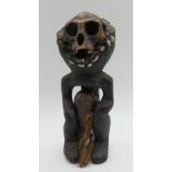 1 Statuette/wohl Fetisch wohl Afrika Anfang 20. Jh. Holz mit Affenschädel und Kauri-Muschelkette ca.