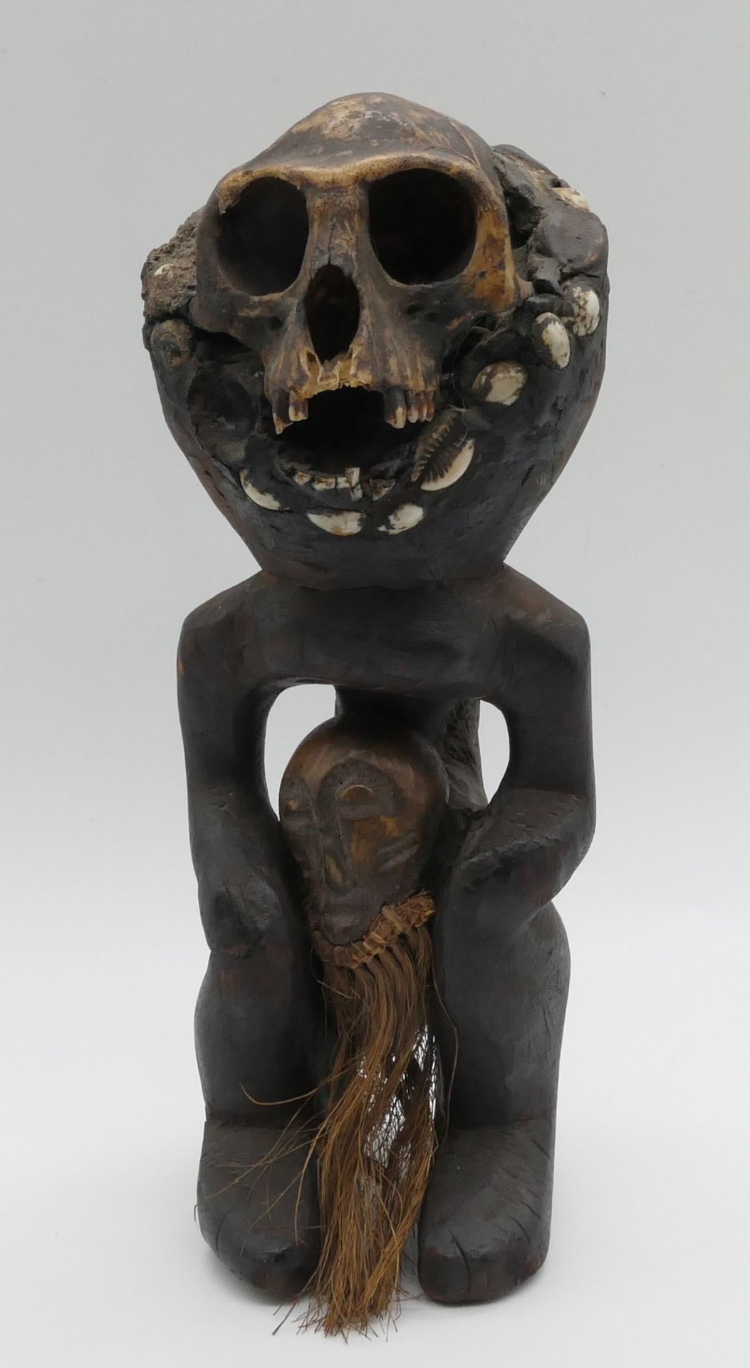 1 Statuette/wohl Fetisch wohl Afrika Anfang 20. Jh. Holz mit Affenschädel und Kauri-Muschelkette ca.