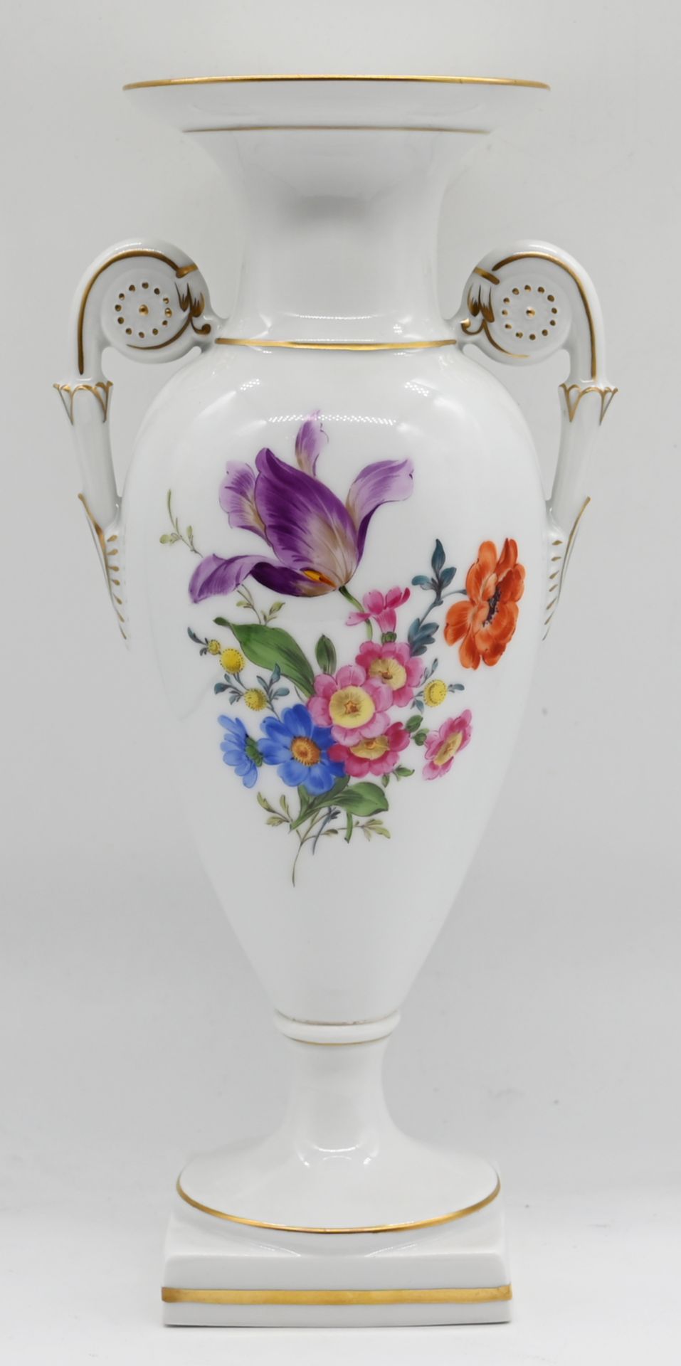 1 Henkelvase Porzellan MEISSEN 2x gestr. "Blumendekor" z.T. goldstaffiert, H 25cm, Asp.