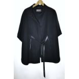 1 Cape LORO PIANA, schwarz, mit Ledergürtel, wohl Kaschmir, wohl One-Size, min. Tsp.