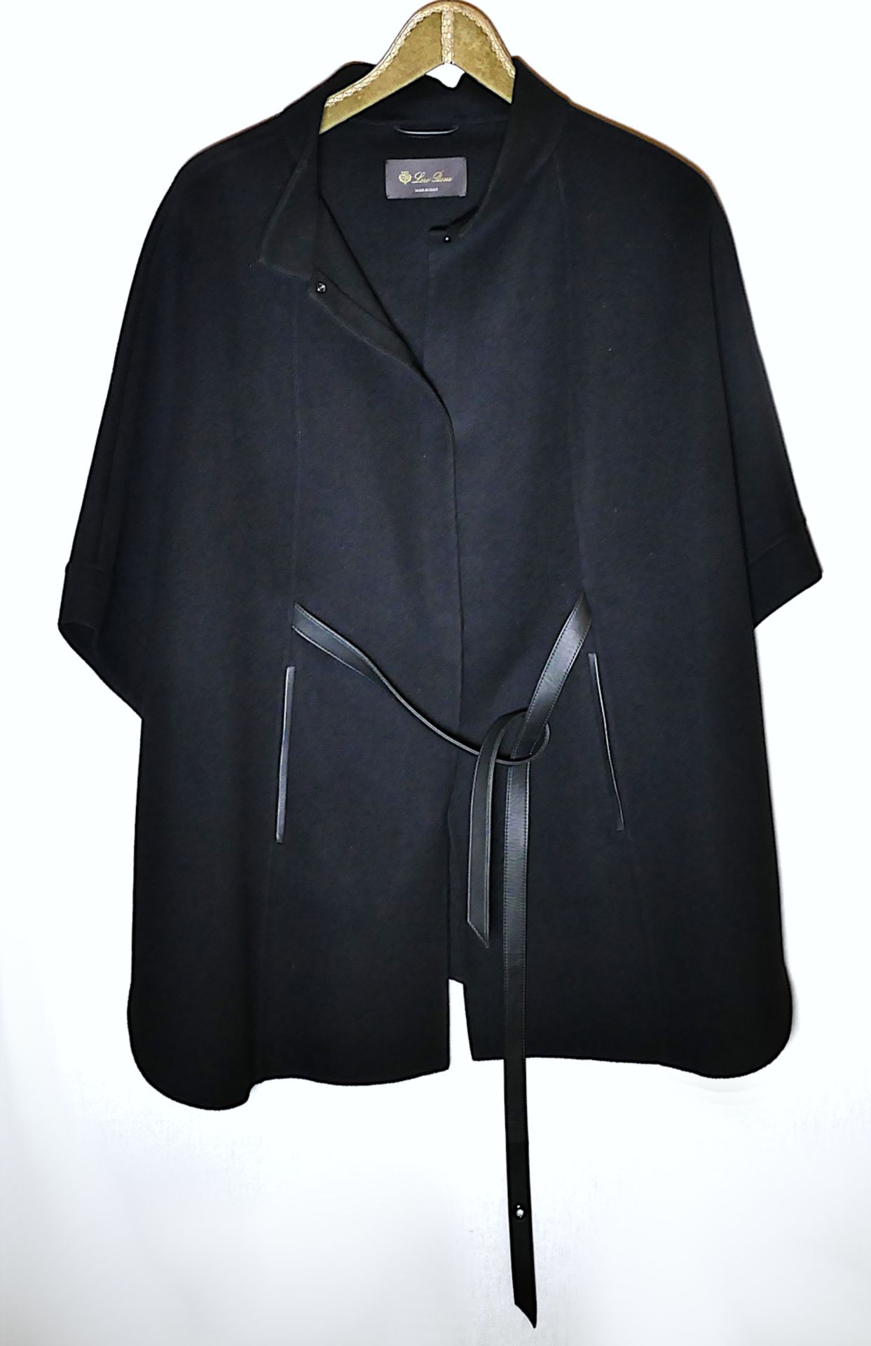 1 Cape LORO PIANA, schwarz, mit Ledergürtel, wohl Kaschmir, wohl One-Size, min. Tsp.