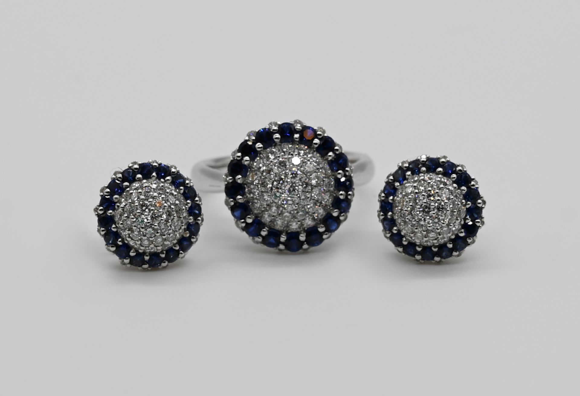 1 Set Schmuck: je WG 18ct., je mit Zertifikat: je mit Brillanten und Saphiren: