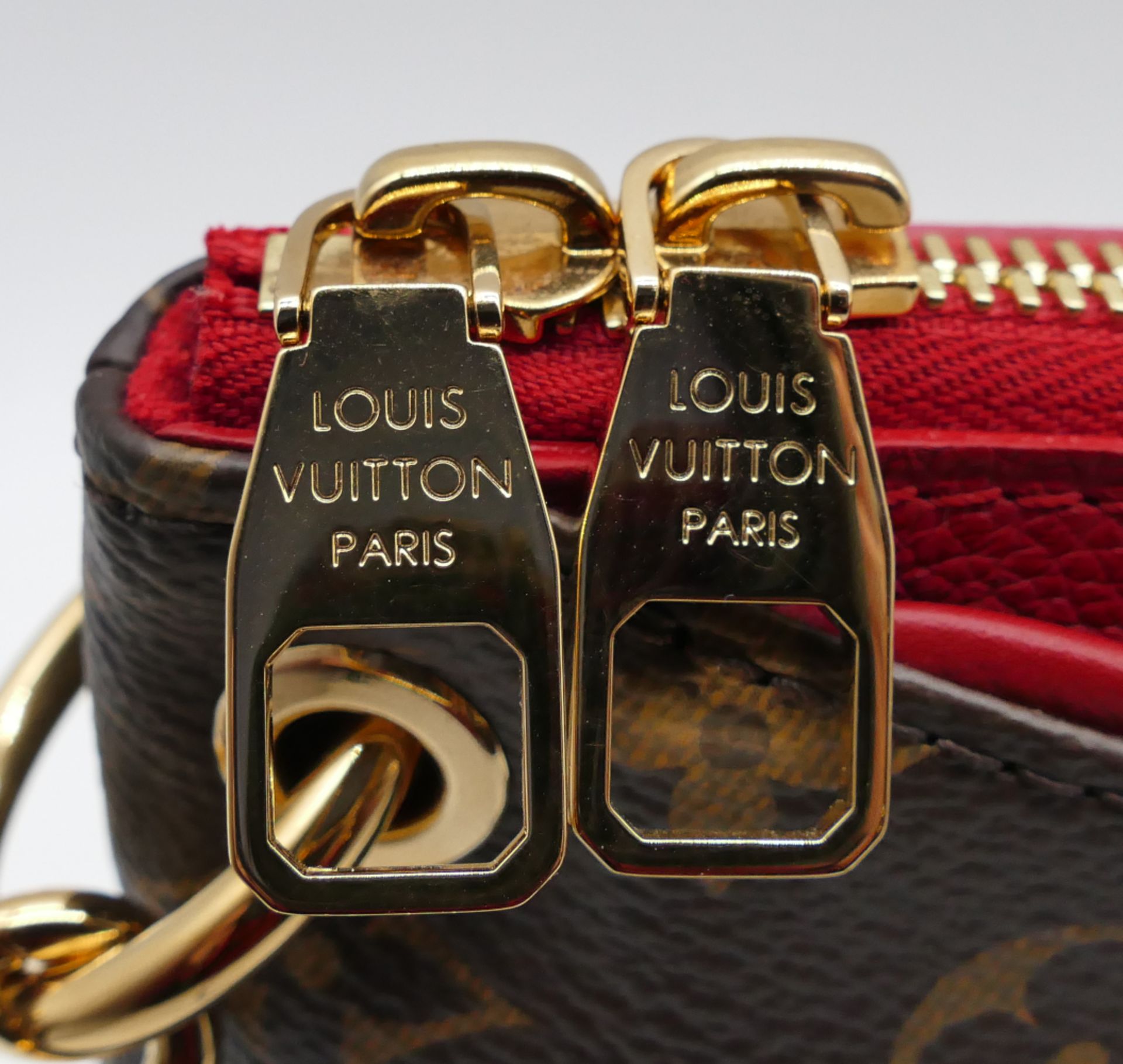 1 Damenhand-/Schultertasche LOUIS VUITTON "Pallas BB", mit rotem Leder und Monogramm, Schulterriemen - Bild 5 aus 6