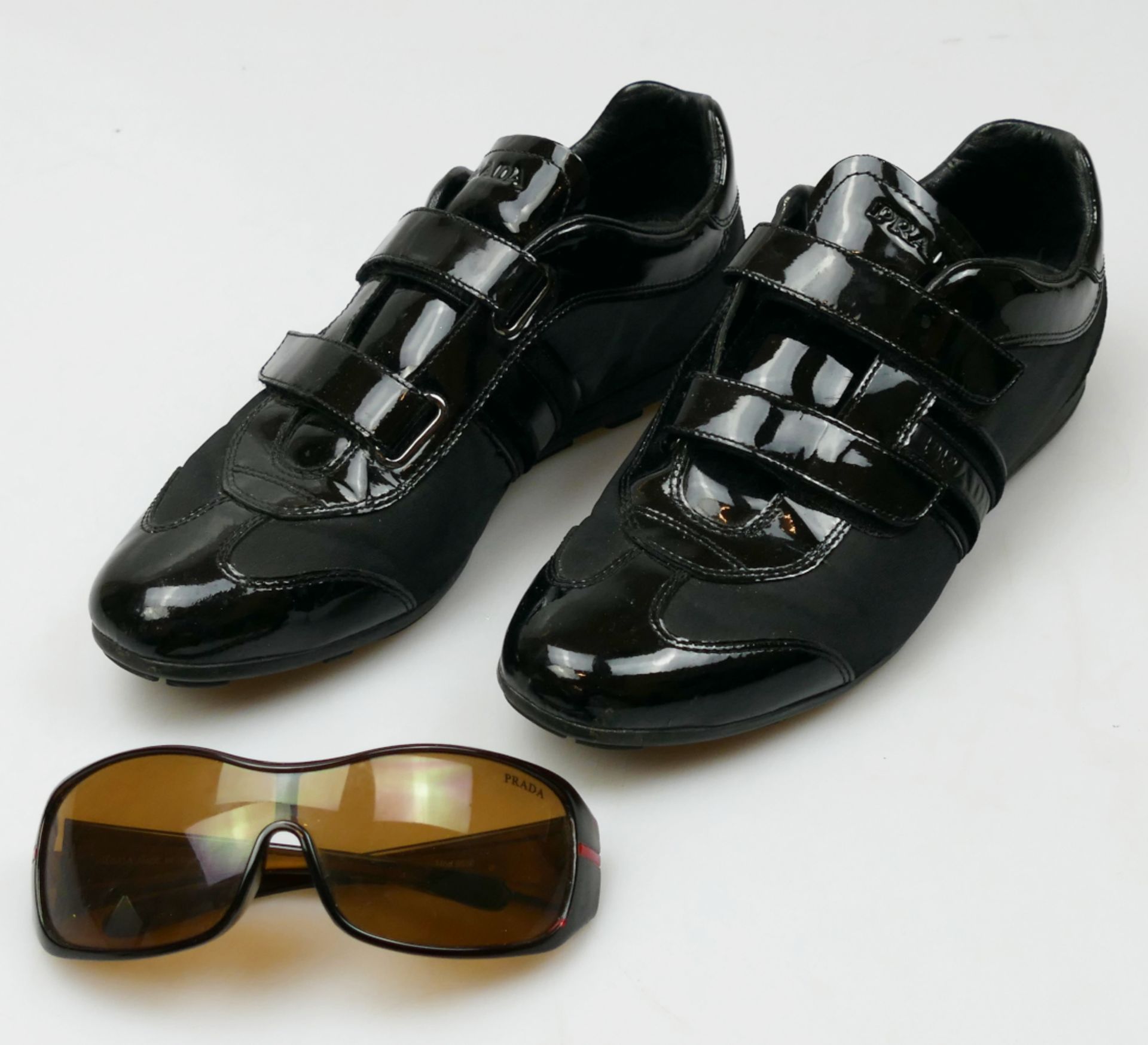 1 Sonnenbrille, 1 Paar Schuhe mit Klettverschluss, Gr. 40,5, je PRADA, je schwarz, z.T. mit Lack, je