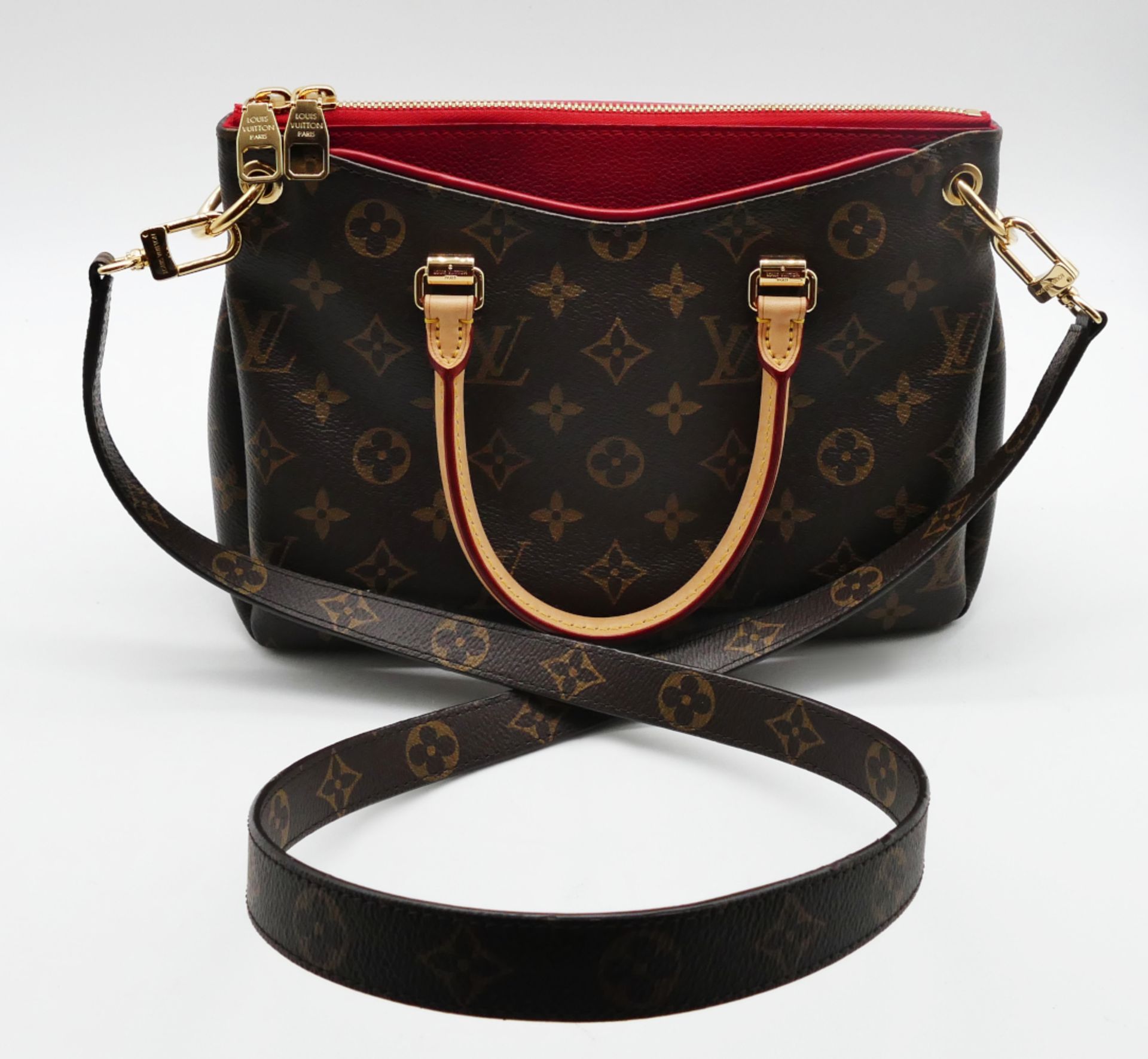 1 Damenhand-/Schultertasche LOUIS VUITTON "Pallas BB", mit rotem Leder und Monogramm, Schulterriemen - Bild 4 aus 6