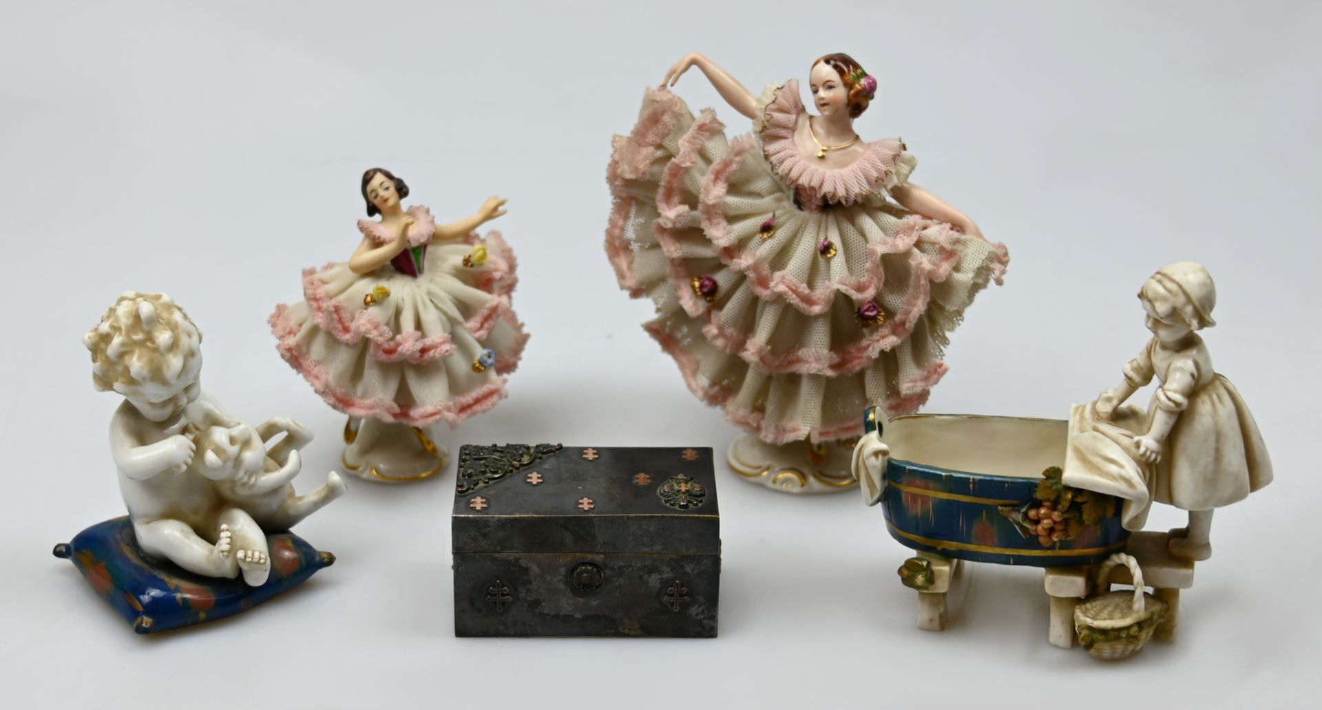 4 Porzellanfiguren ALKA, u.a.: z.B. "Tänzerin" ca. H 14,5cm, "Mädchen mit Waschzuber" ca. L 12cm, u.