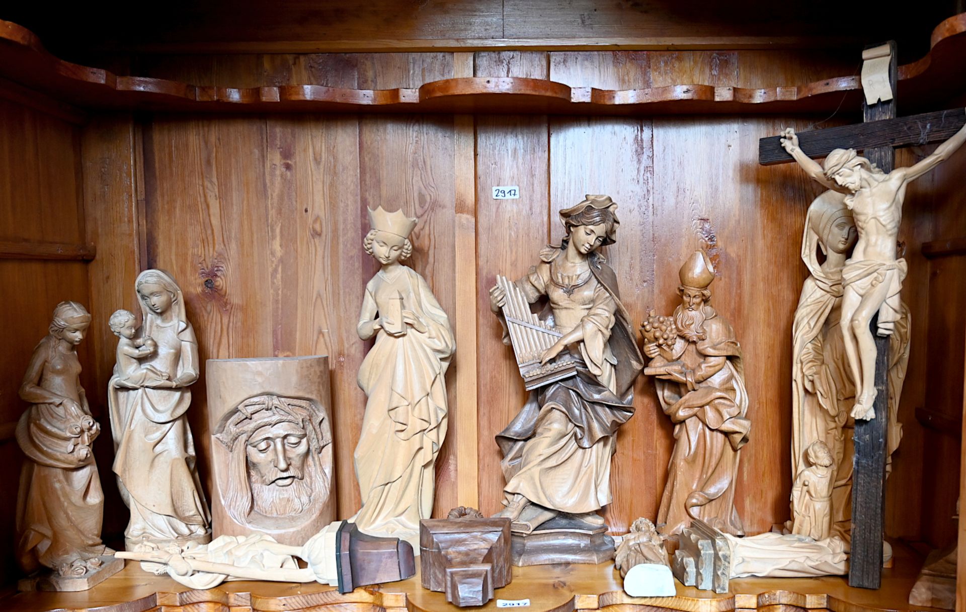 1 Konv. Holzdekorationsobjekte 20. Jh.: 12 Holzfiguren z. B. „Heilige Cäcilie“ ca, H 60cm, „Heilige - Bild 2 aus 3