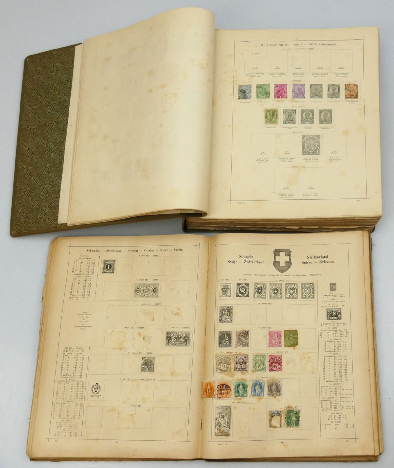 2 Briefmarkenvordruckalben SCHAUBEK 1913/Viktoria-Ausgabe je min. bestückt sowie 1 Lebkuchenschatull - Bild 2 aus 3
