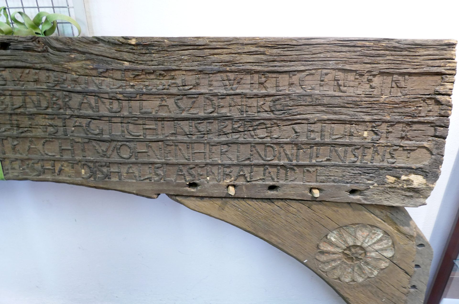 1 Torbogen Holz wohl 17./18. Jh., Inschriften, Gr. ca. 264x133x15 cm, Verzierungen, starke Asp. - Bild 3 aus 5