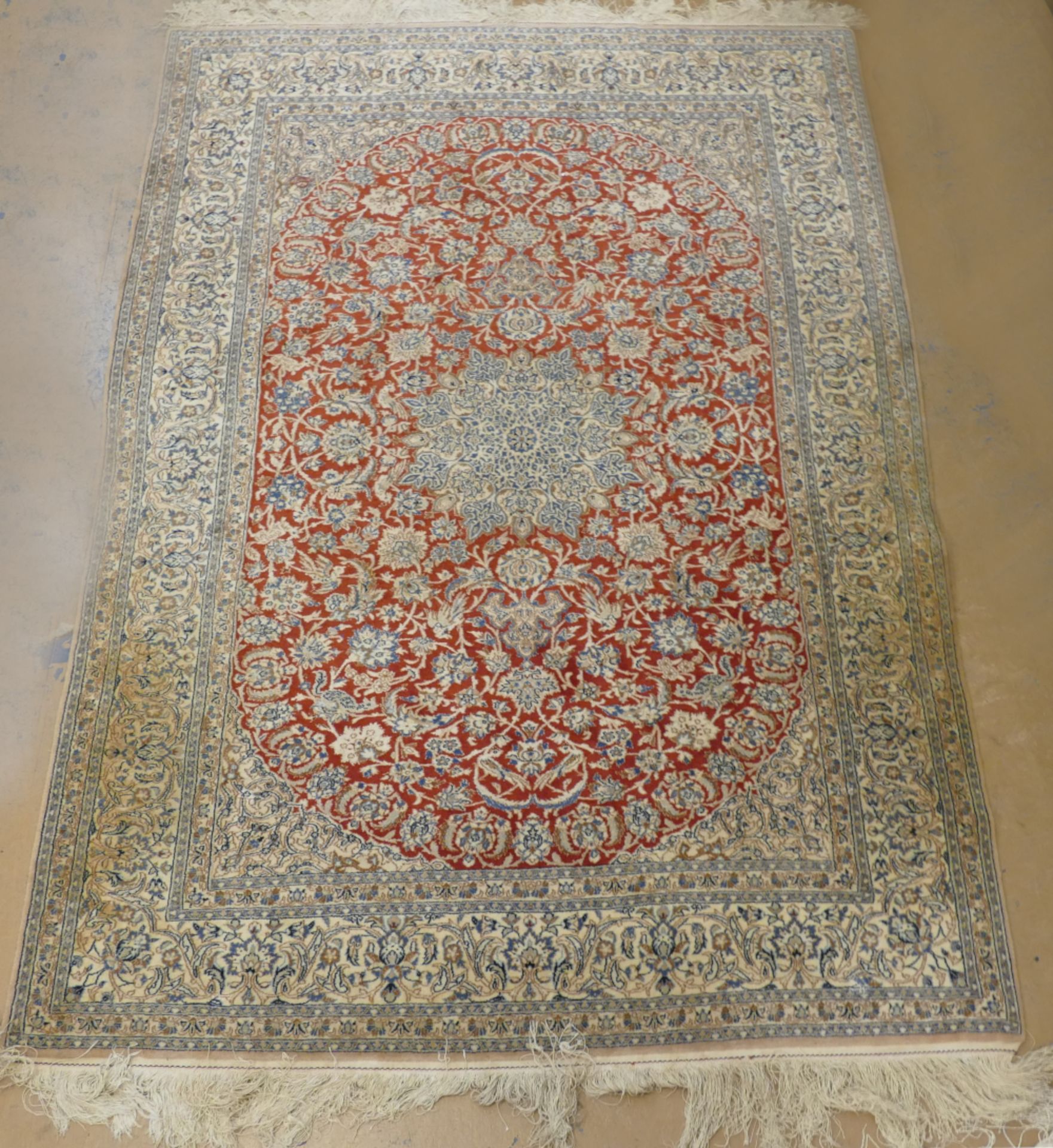 1 Orientteppich ISFAHAN 20. Jh. Korkwolle mit Seide, rotgrundig mit beige-blauem Rankendekor und Mit