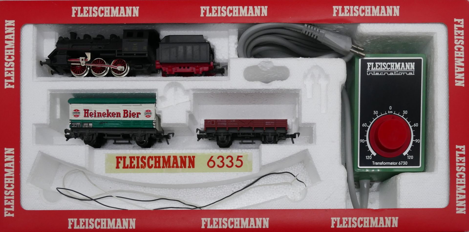 1 Konv. Modelleisenbahn v.a. FLEISCHMANN: 3 Dampf- und Elektrolokomotiven, 14 Personen- und Güterwag