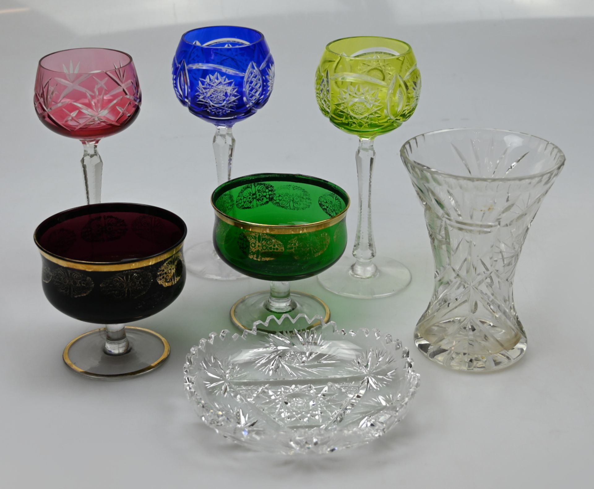 1 Konv. Glas- und Kristallobjekte (ca. 40 Teile) z.B. Schalen, Vasen, Römer versch. farbig, u.a., je