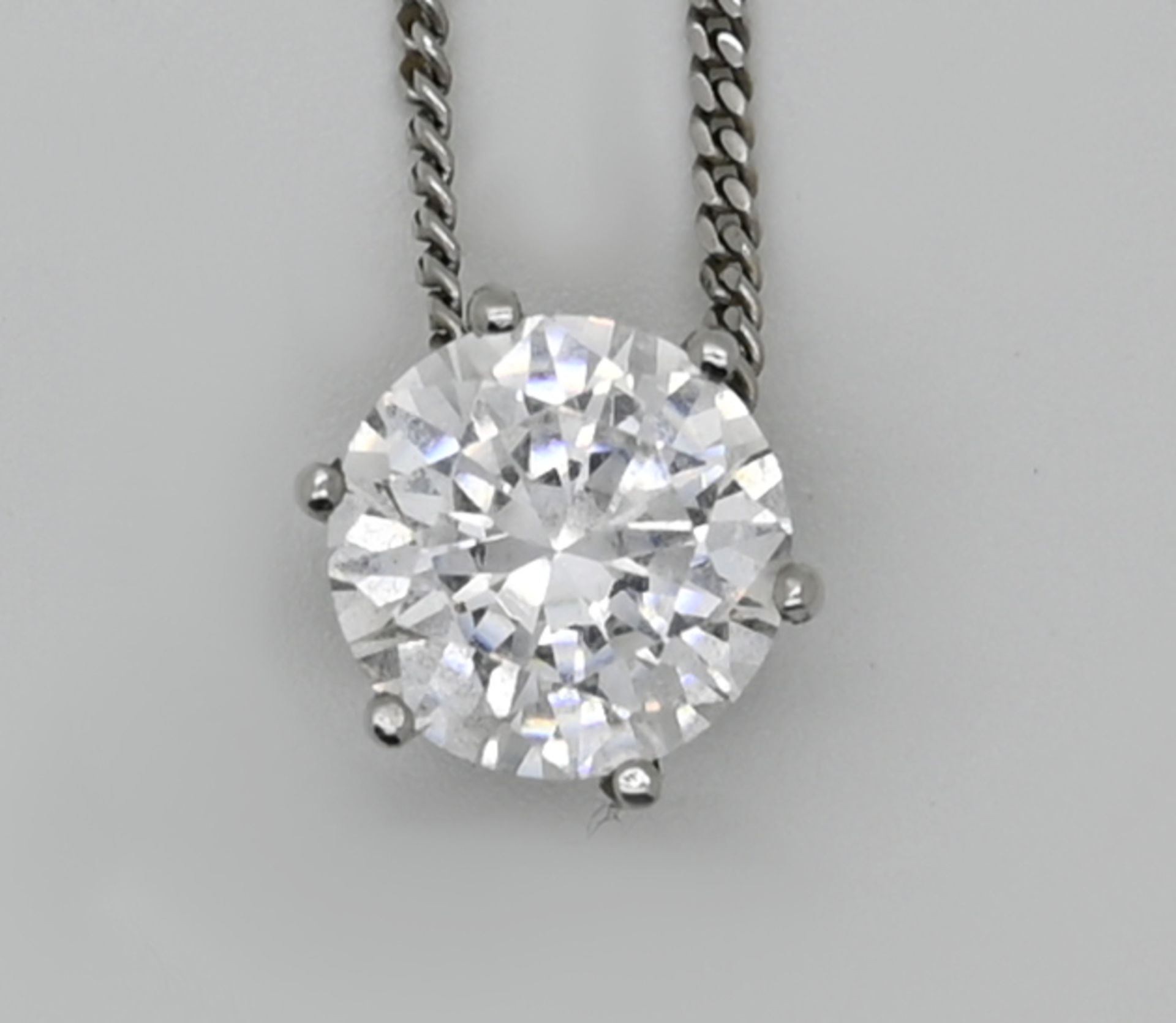 1 Kette mit Anhänger, je WG 18ct., mit weißem Stein, lt. Schiene ca. 2ct., Tsp.