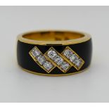 1 Damenring GG 18ct., mit Brillanten bis zu ca. 0,05ct., wohl mit Onyx, Ringgr. ca. 51,5, max. Breit