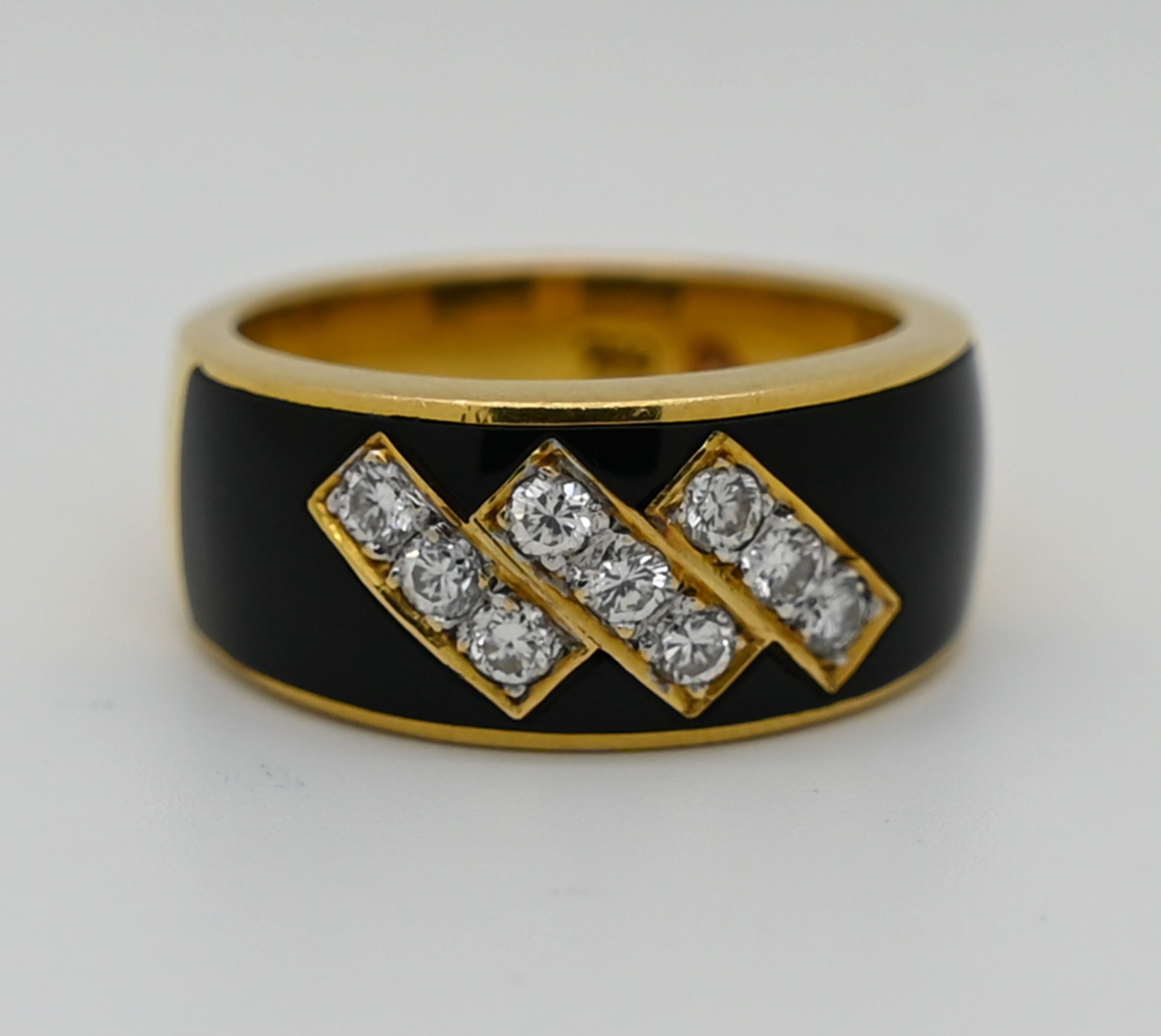 1 Damenring GG 18ct., mit Brillanten bis zu ca. 0,05ct., wohl mit Onyx, Ringgr. ca. 51,5, max. Breit