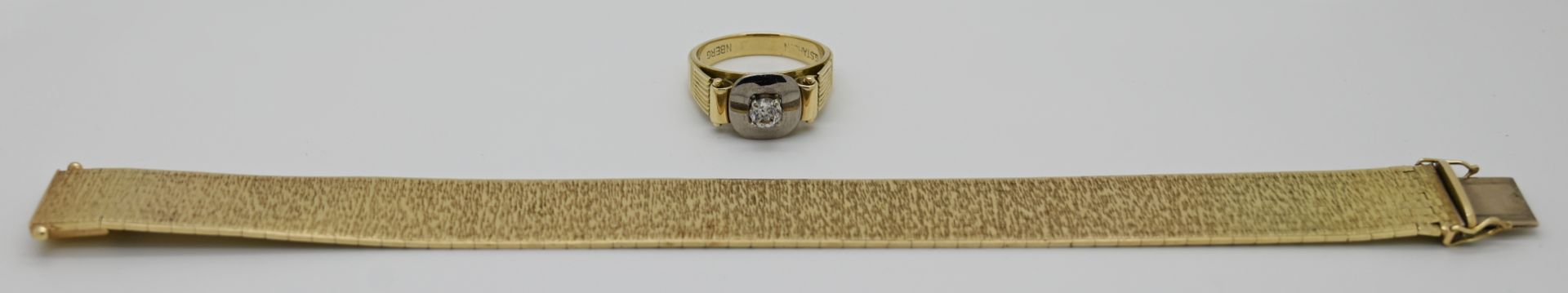 1 Damenarmband, 1 Ring, je GG 14ct., mit Solitärbrillant wohl ca. 0,25ct., wohl Altschliff, Ringgr.