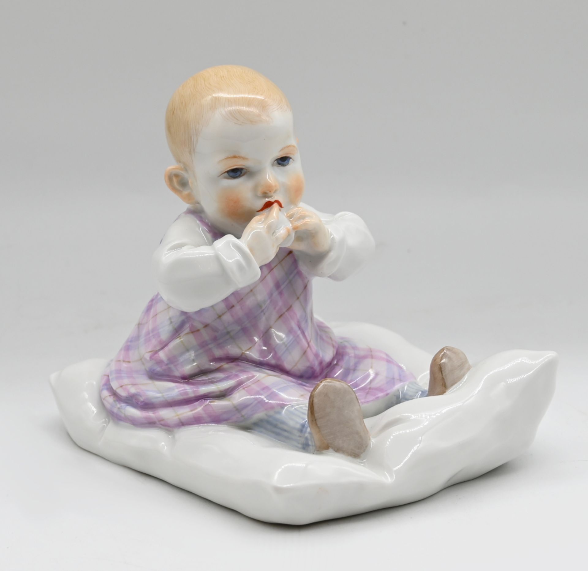 1 Figur Porzellan MEISSEN (1974), sog. "Hentschel-Kind", "Kind auf Kissen sitzend", Entwurf Julius K