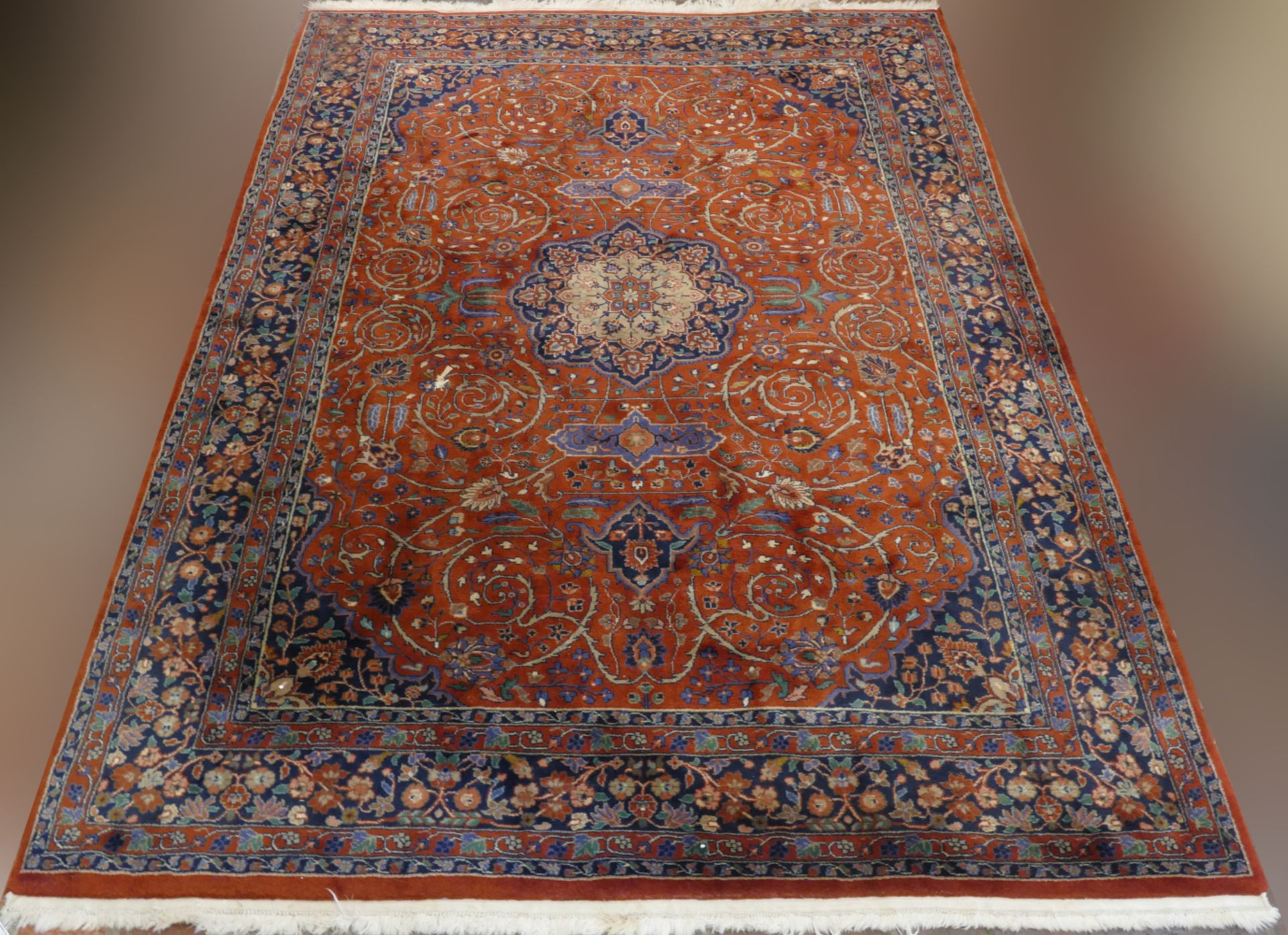 2 Orientteppiche 20. Jh. je rotgrundig mit floralem Dekor ca. 339x246cm bzw. ca. 242x172cm, je Frans