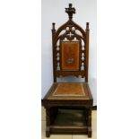 5 Stühle im neogotischen Stil 20. Jh. je mit durchbrochen gearbeiteten Rückenlehnen und Wappen auf L
