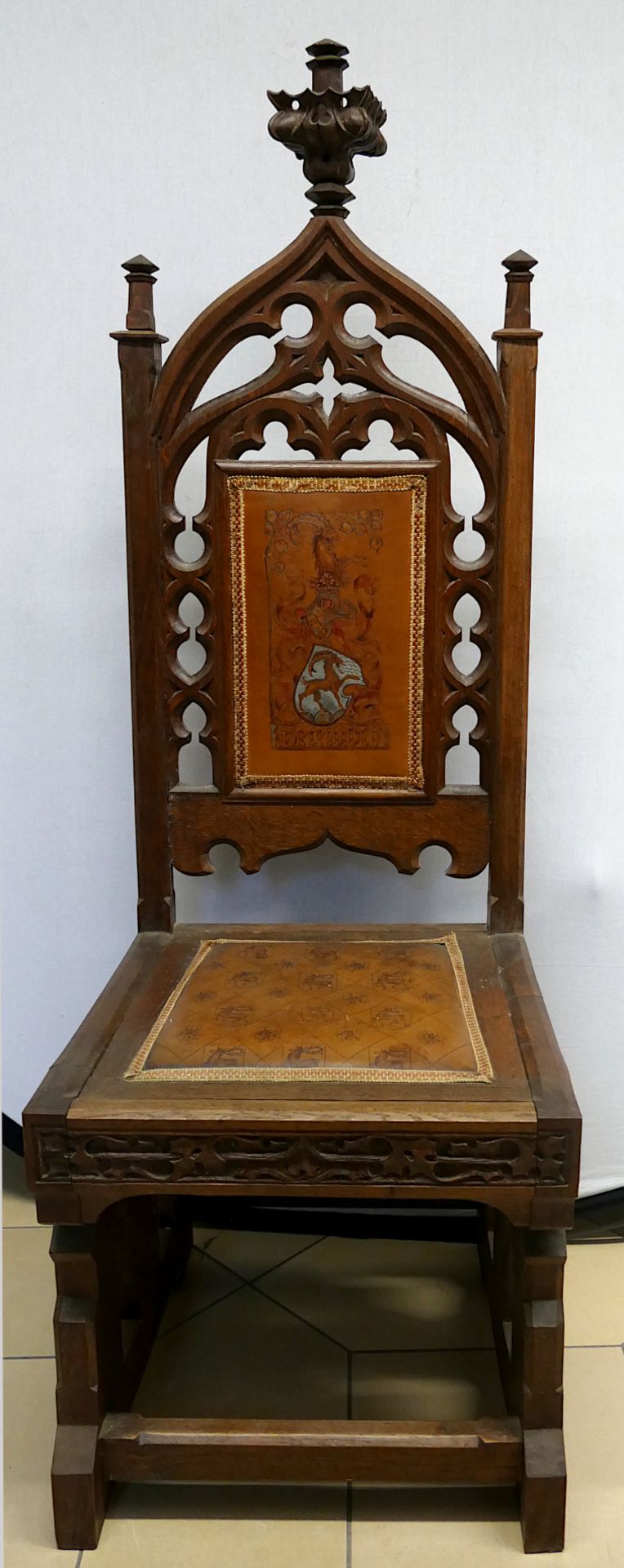 5 Stühle im neogotischen Stil 20. Jh. je mit durchbrochen gearbeiteten Rückenlehnen und Wappen auf L