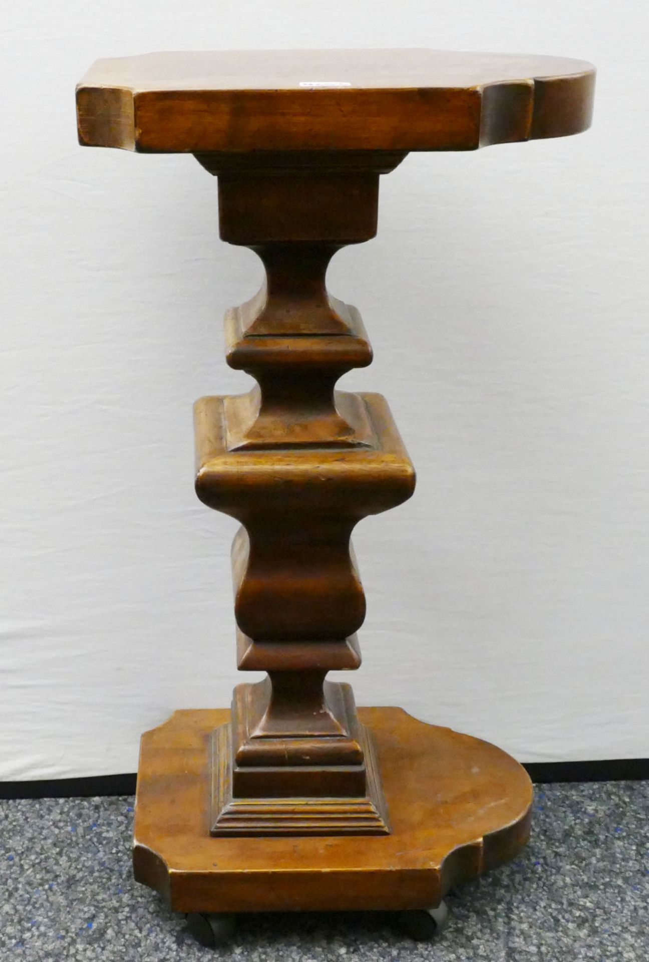 1 Säule/Konsole im Barockstil, Holz, Nussbaum geschnitzt, H ca. 85cm, auf Rollen, berieben, min. Kra