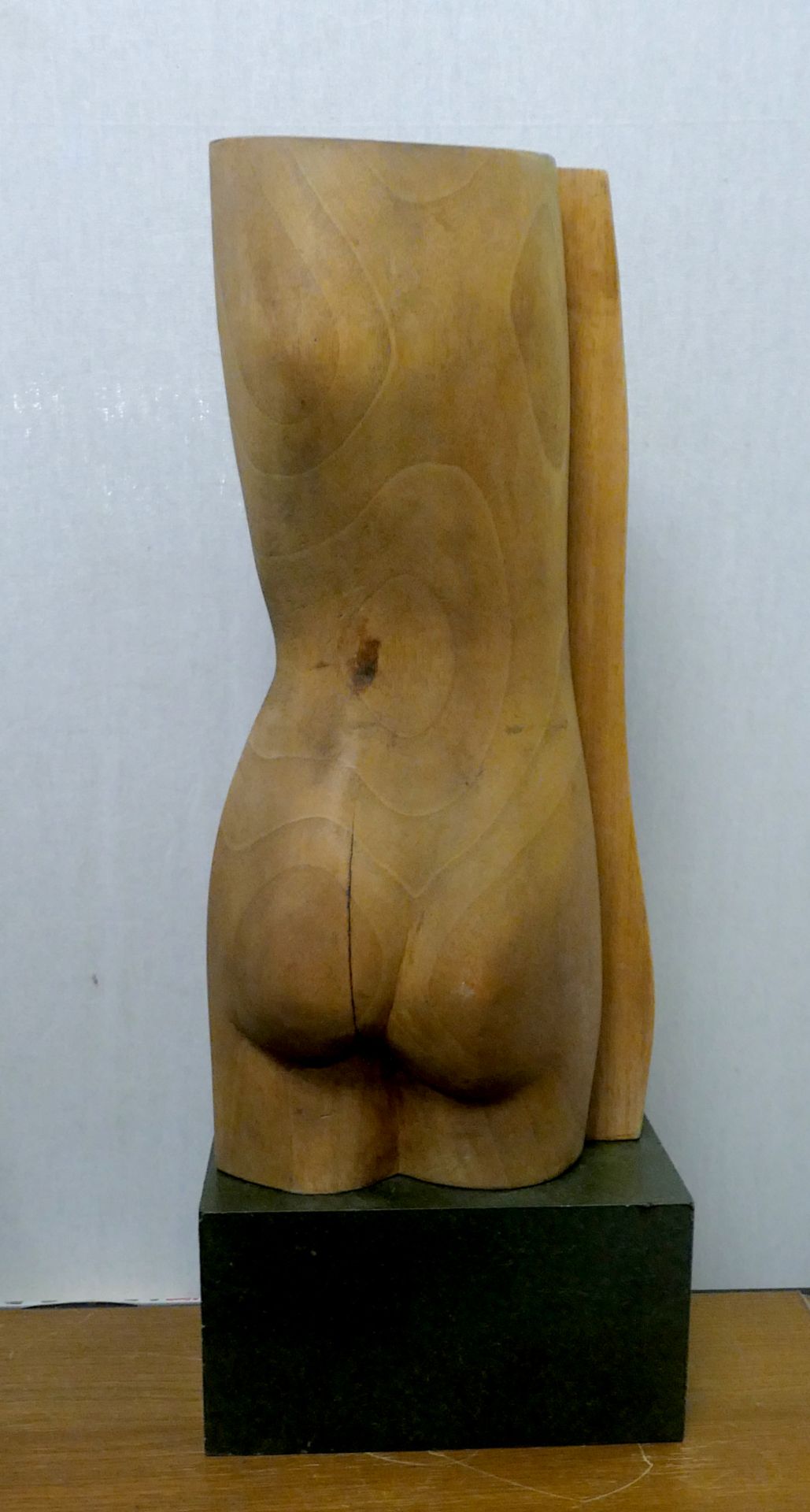 1 Skulptur nztl. Holz beschnitzt unsign. "Frauentorso, geteilt" auf Steinsockel montiert (wohl Grani - Image 3 of 4