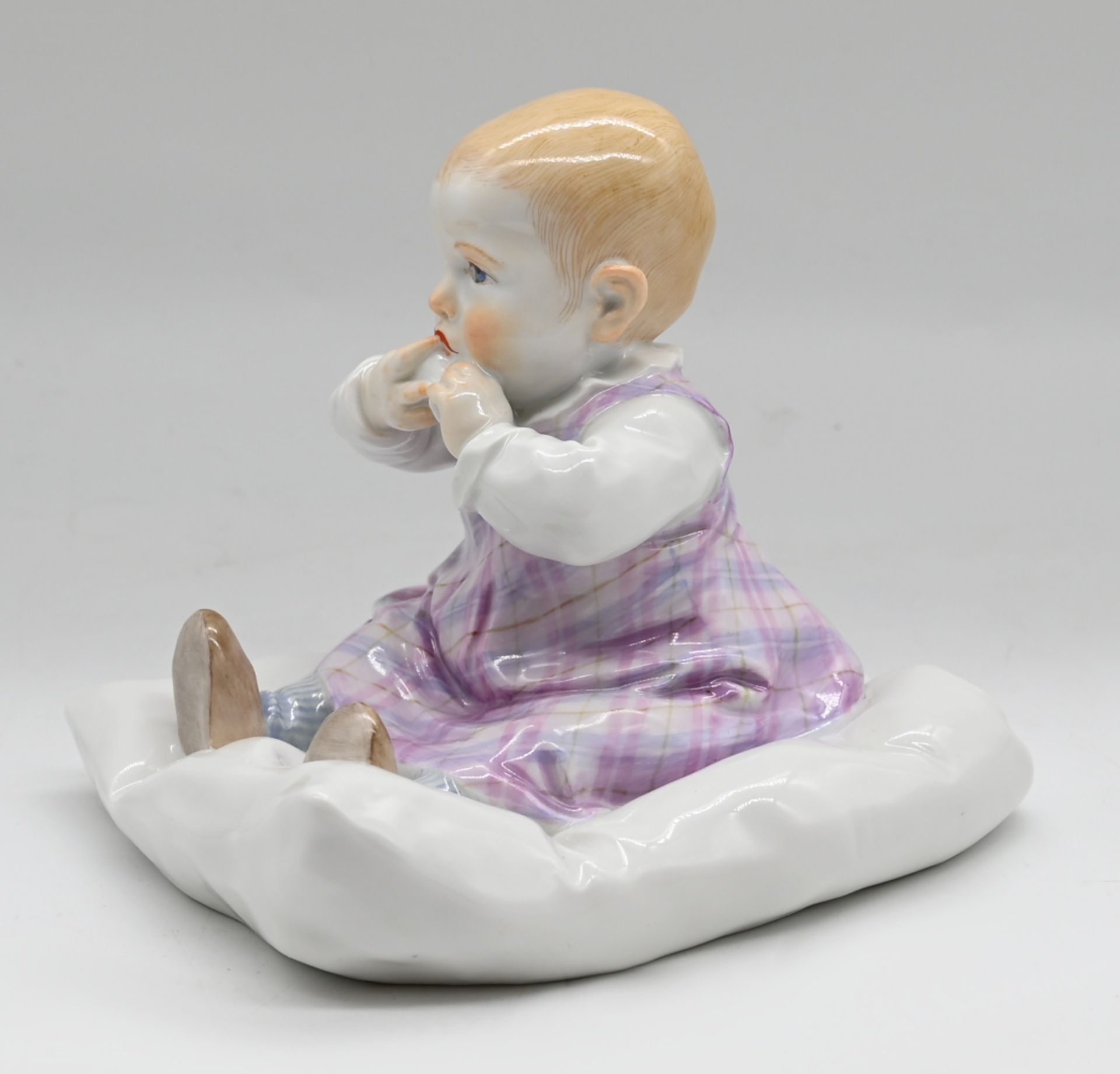 1 Figur Porzellan MEISSEN (1974), sog. "Hentschel-Kind", "Kind auf Kissen sitzend", Entwurf Julius K - Bild 2 aus 3